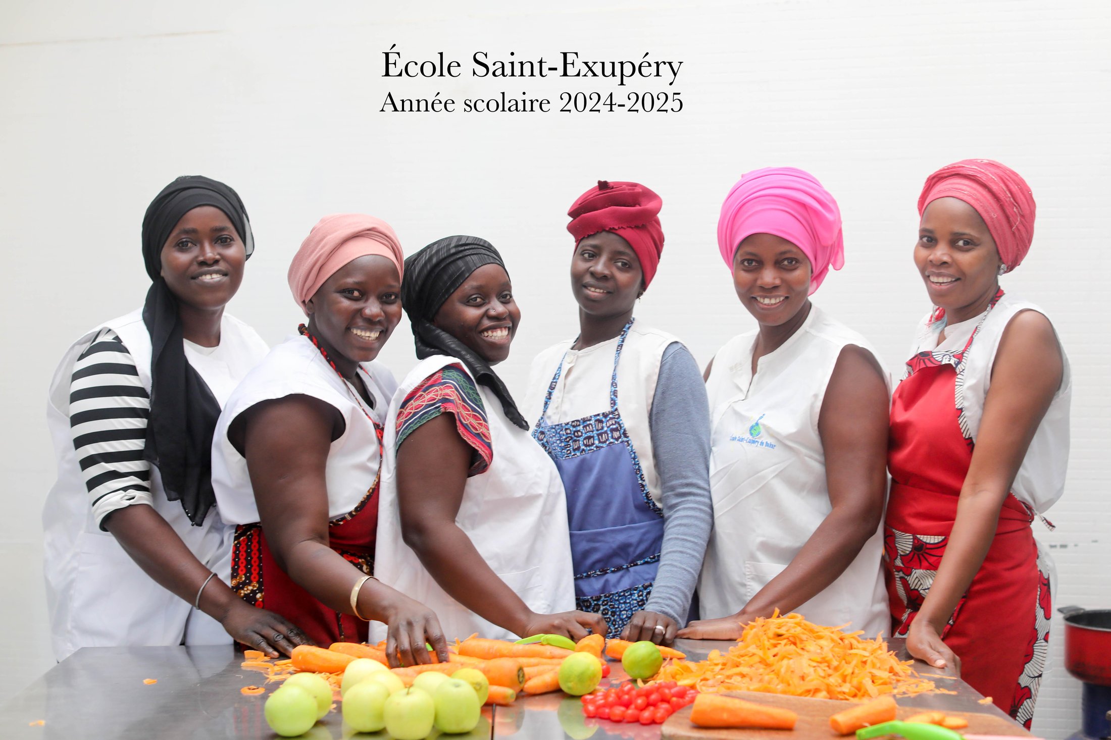 Équipe de cuisine préparant les repas, École Saint-Exupéry
