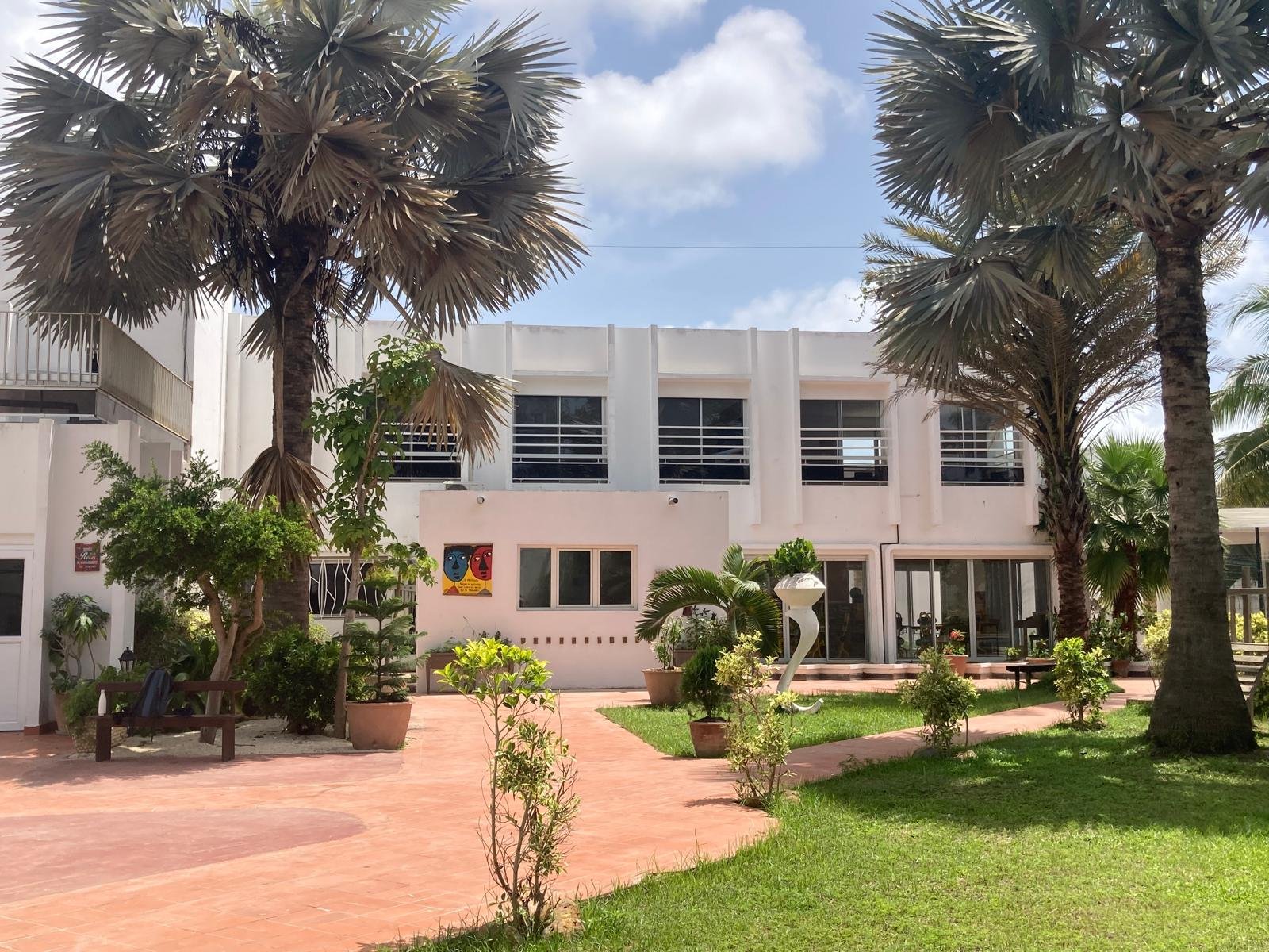 Entrée de l'École française Saint-Exupéry de Dakar, jour de la rentrée