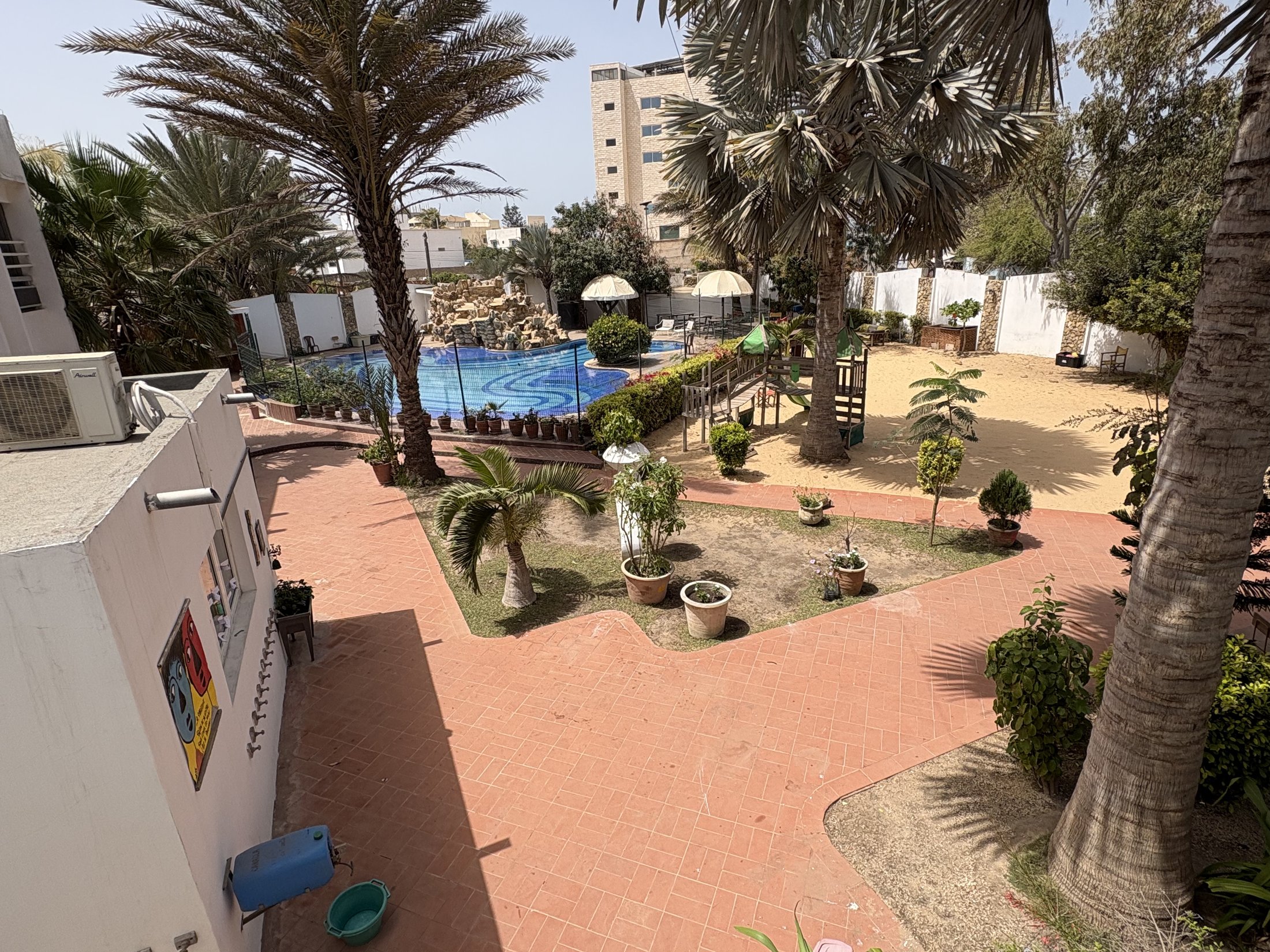 Allée du jardin de l'École Saint-Exupéry